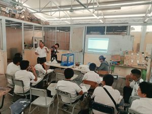 Alumnos del Cecytem presentaron prototipos de brazo robótico a estudiantes de secundaria