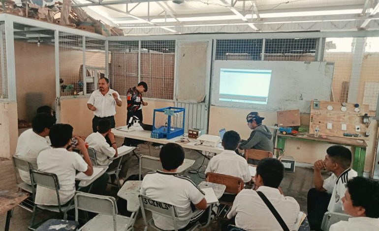Alumnos del Cecytem presentaron prototipos de brazo robótico a estudiantes de secundaria