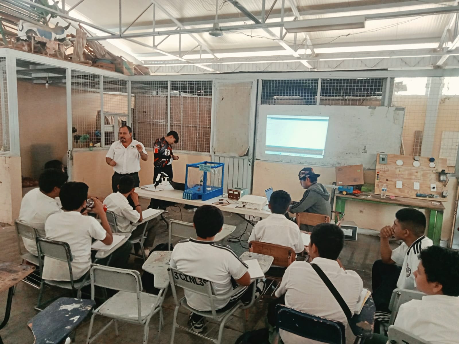 Alumnos del Cecytem presentaron prototipos de brazo robótico a estudiantes de secundaria
