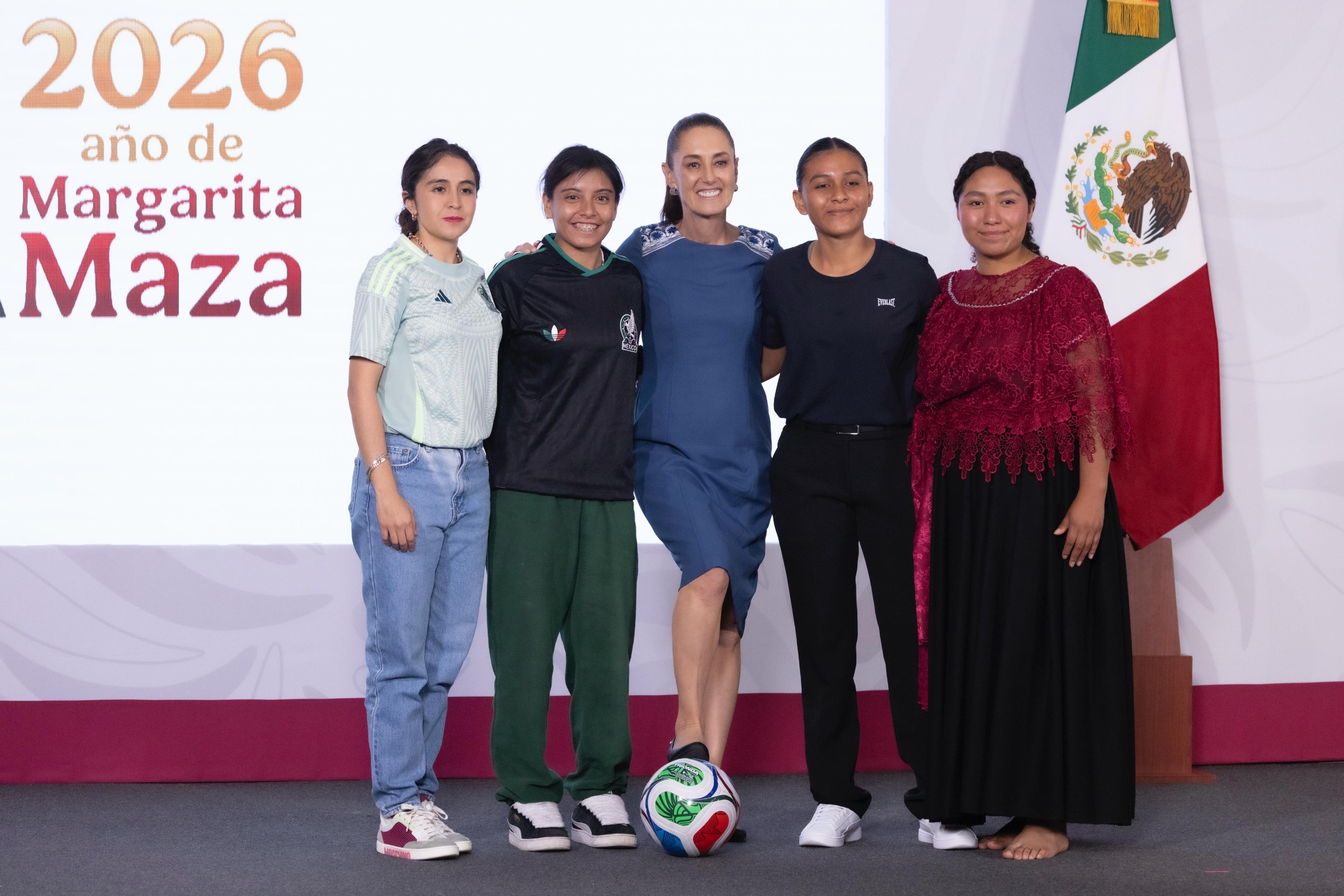 PRESIDENTA CLAUDIA SHEINBAUM PRESENTA A LAS CUATRO GANADORAS DEL CONCURSO REPRESENTA A MÉXICO EN LA INAUGURACIÓN DEL MUNDIAL