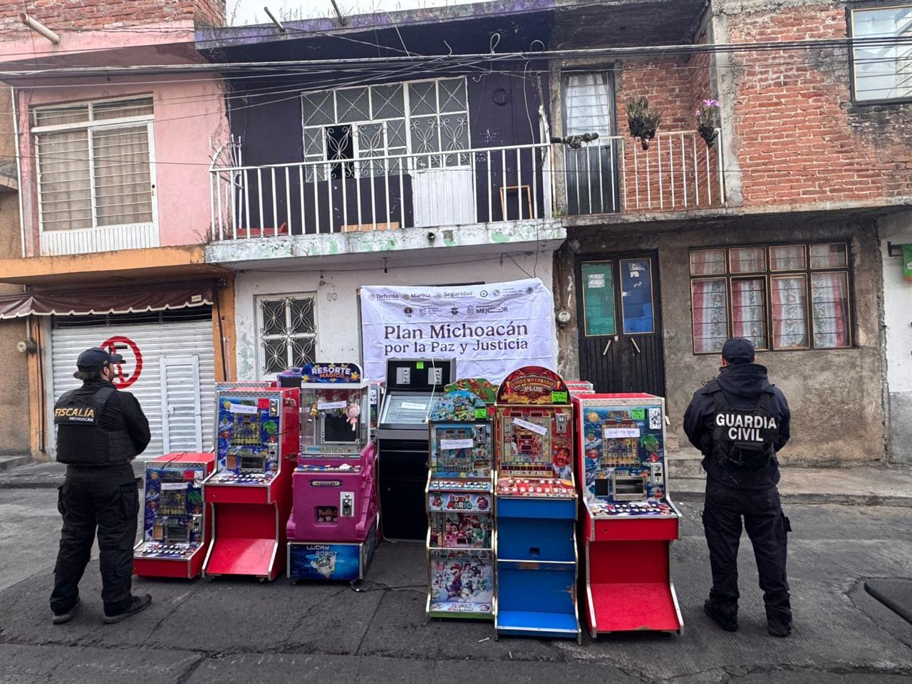 Asegura Fiscalía General 49 máquinas tragamonedas y droga en cateos realizados en Quiroga