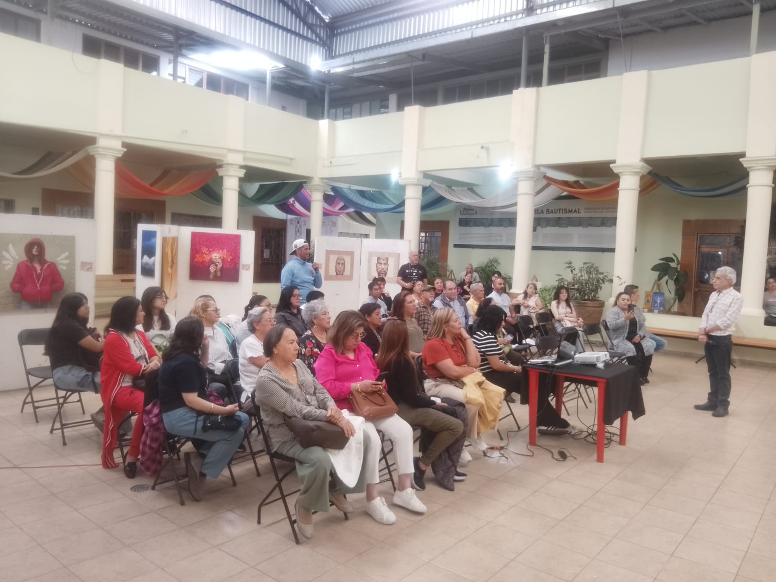 Se realizó el conversatorio «El Muralismo en Michoacán”, impartido por Rafael Flores