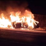 Incendio de vehículo en Ciudad Hidalgo provocado por falla mecánica.