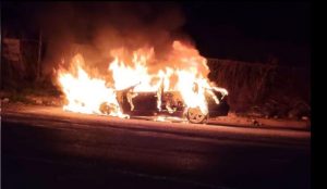 Incendio de vehículo en Ciudad Hidalgo provocado por falla mecánica.