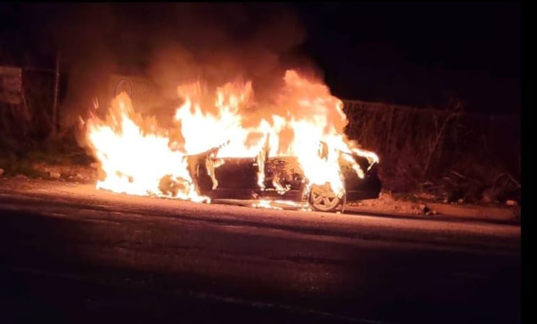 Incendio de vehículo en Ciudad Hidalgo provocado por falla mecánica.
