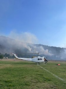 Helibalde suma 14 mil litros de agua para sofocar incendio forestal en Pátzcuaro: Bedolla.