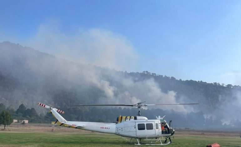 Helibalde suma 14 mil litros de agua para sofocar incendio forestal en Pátzcuaro: Bedolla.