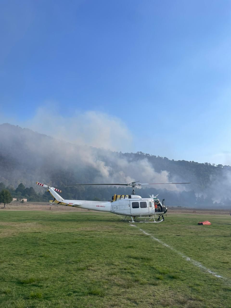 Helibalde suma 14 mil litros de agua para sofocar incendio forestal en Pátzcuaro: Bedolla.