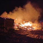 Incendio consume taller de madera en Ciudad Hidalgo.