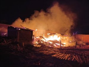 Incendio consume taller de madera en Ciudad Hidalgo.