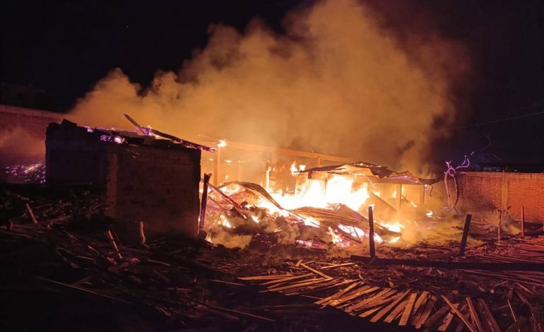 Incendio consume taller de madera en Ciudad Hidalgo.