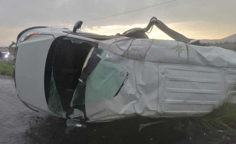 Choque entre autobús turístico y combi en Zinapécuaro deja 17 lesionados, uno de ellos grave