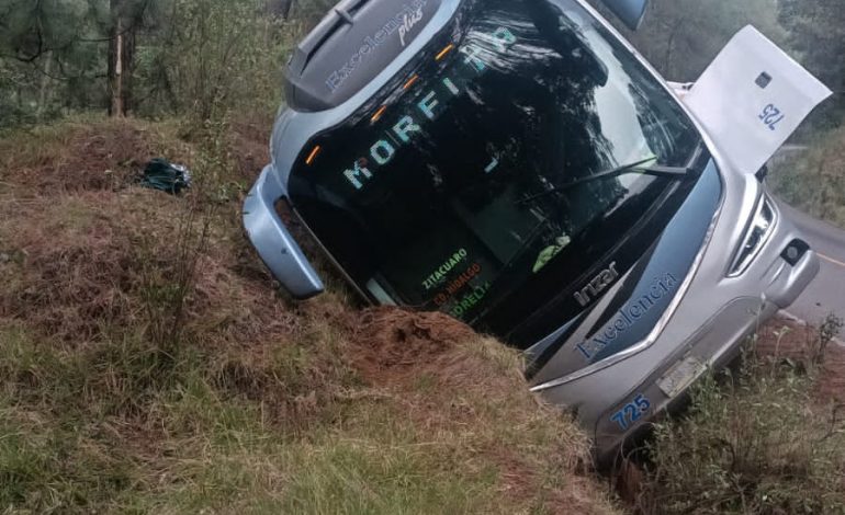 Se vuelca autobús de pasajeros “Excelencia”: seis lesionados y conductor huye