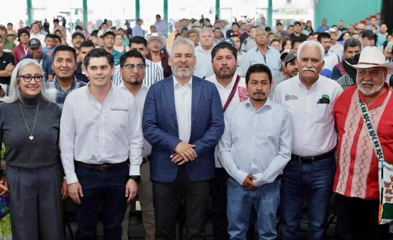Bedolla inicia en Zitácuaro con entrega de cemento para rescatar el riego del campo