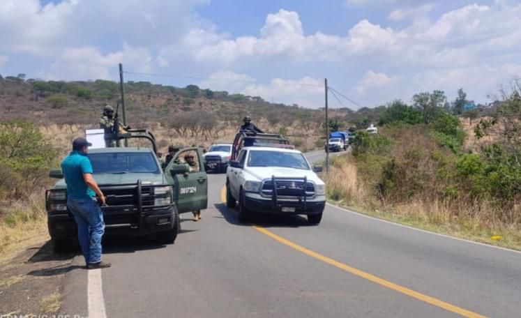 Restablece Guardia Civil libre tránsito tras bloqueo carretero en Cotija

