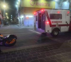 Motociclista resulta gravemente herido tras choque contra taxi en Zitácuaro.