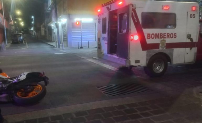 Motociclista resulta gravemente herido tras choque contra taxi en Zitácuaro.
