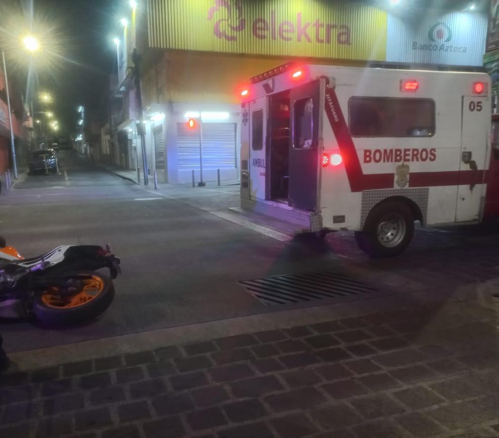 Motociclista resulta gravemente herido tras choque contra taxi en Zitácuaro.