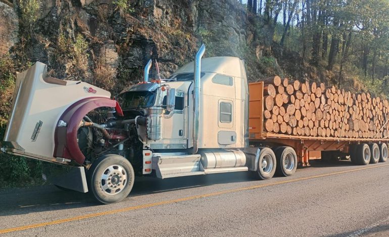 Controlan conato de incendio en tráiler sobre la carretera a Huajúmbaro