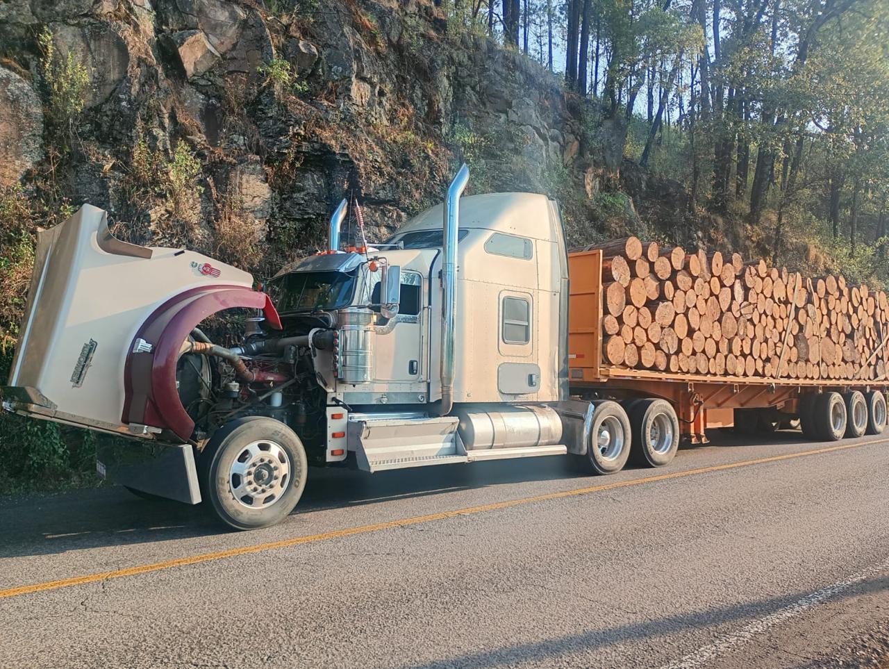 Controlan conato de incendio en tráiler sobre la carretera a Huajúmbaro