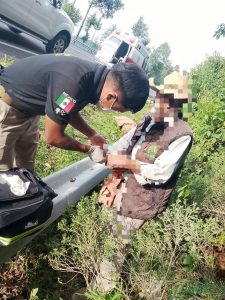 Camioneta se sale de la autopista y choca contra un árbol; conductor resulta lesionado en Zitácuaro