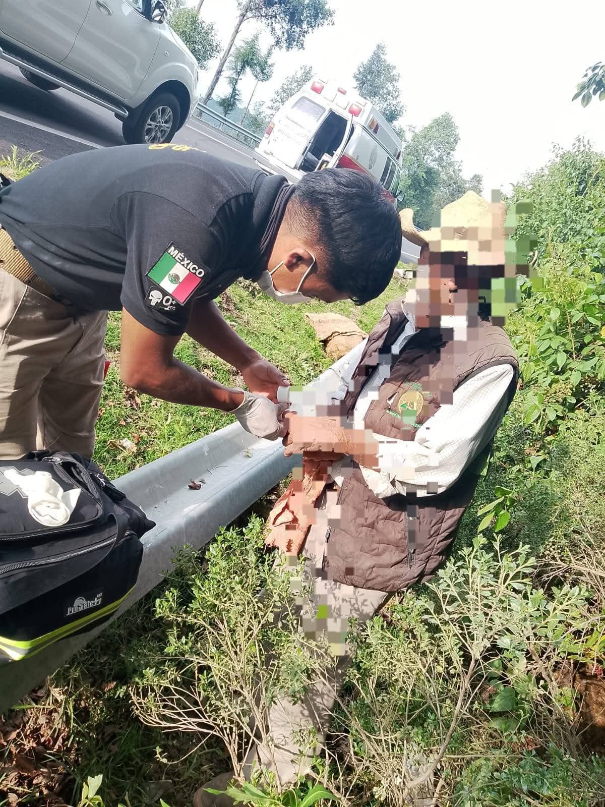 Camioneta se sale de la autopista y choca contra un árbol; conductor resulta lesionado en Zitácuaro