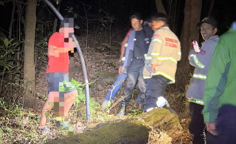 Localizan con vida a dos menores extraviados en el Cerro Cacique de Zitácuaro.