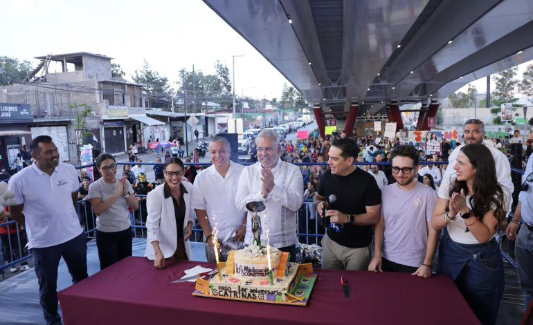 Celebra Bedolla primer aniversario del Paso Catrinas en Villas del Pedregal.