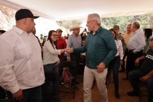 Nueva carretera Aguililla-Dos Aguas reactivará la economía en la Sierra de Michoacán.