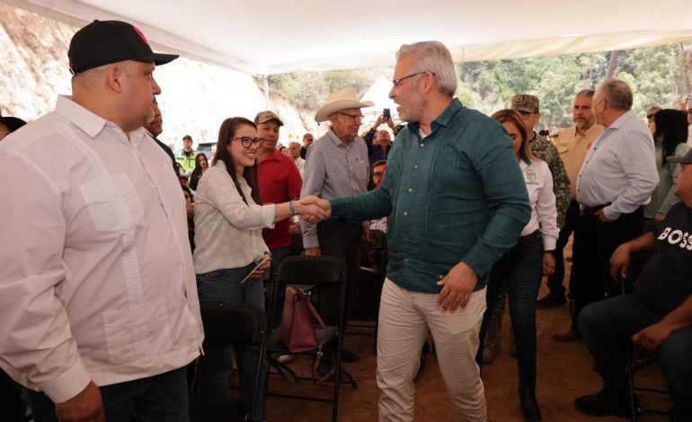 Nueva carretera Aguililla-Dos Aguas reactivará la economía en la Sierra de Michoacán.