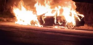 Incendio de vehículo en Ciudad Hidalgo provocado por falla mecánica.