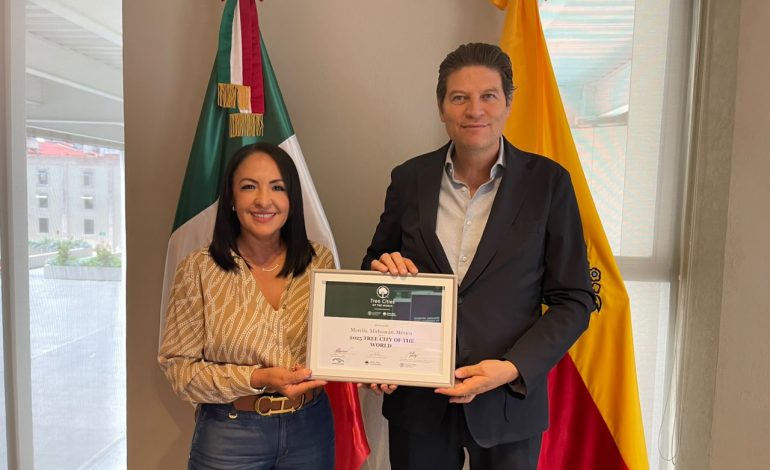 Recibe Alfonso Martínez reconocimiento internacional que distingue a Morelia como ‘Ciudad Árbol’