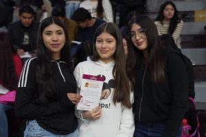 Más de 204 mil estudiantes de prepa y universidad reciben becas en Michoacán