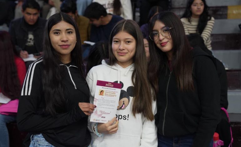 Más de 204 mil estudiantes de prepa y universidad reciben becas en Michoacán