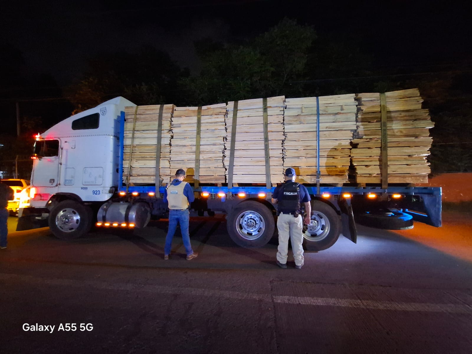 FGE aseguran vehículos que transportaban madera durante operativo coordinado en Pátzcuaro