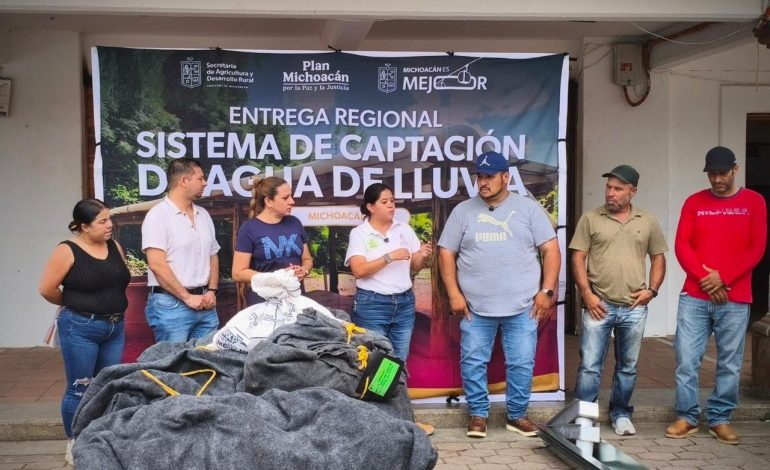 Entrega Sader sistemas de captación de agua en comunidades rurales de Coalcomán