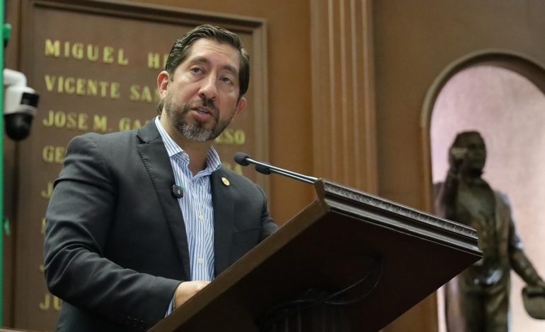 Abraham Espinoza propone que universitarios de psicología y trabajo social hagan su servicio social en escuelas de Michoacán