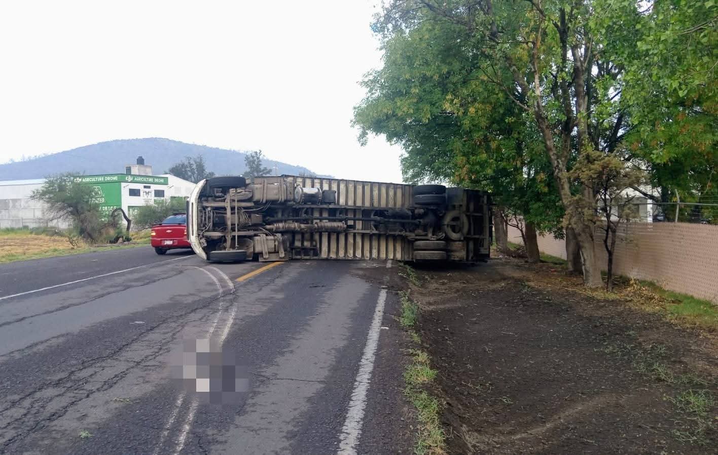 Un tráiler volcó la mañana de este lunes sobre la carretera federal Morelia–Álvaro Obregón