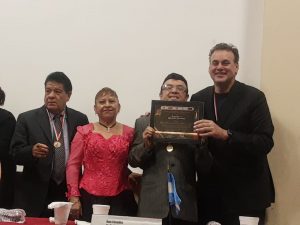 “Luy” recibe reconocimiento por  su ardua labor como caricaturista