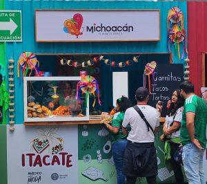 Michoacán proyecta su riqueza gastronómica ante aficionados del fútbol en CDMX
