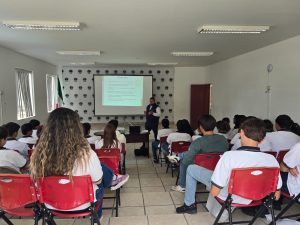 Acerca Carlos Torres Piña herramientas de ciberseguridad a estudiantes de la Preparatoria La Salle