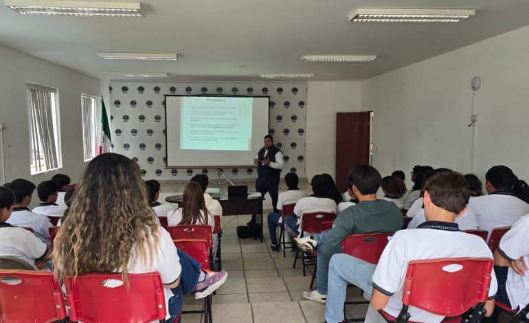 Acerca Carlos Torres Piña herramientas de ciberseguridad a estudiantes de la Preparatoria La Salle
