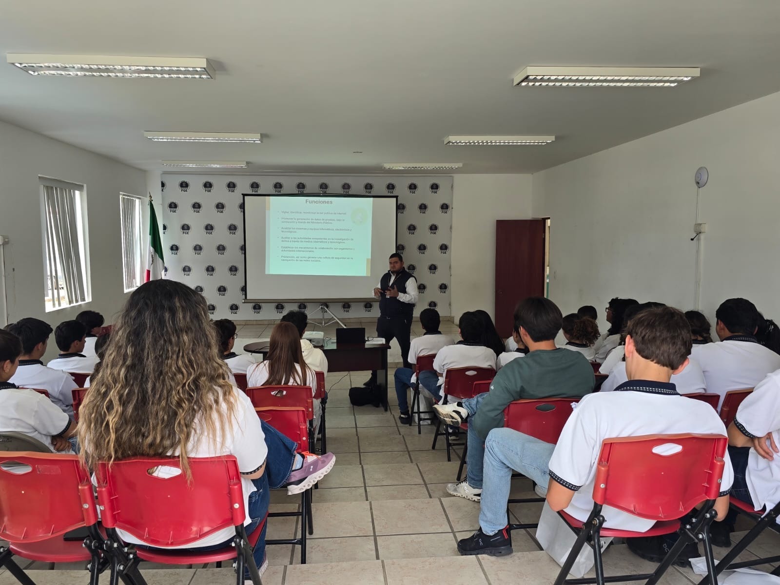 Acerca Carlos Torres Piña herramientas de ciberseguridad a estudiantes de la Preparatoria La Salle