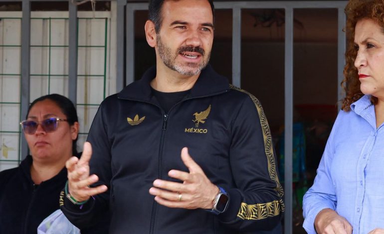 Yankel Benítez supervisa pavimentación en colonia Arboledas