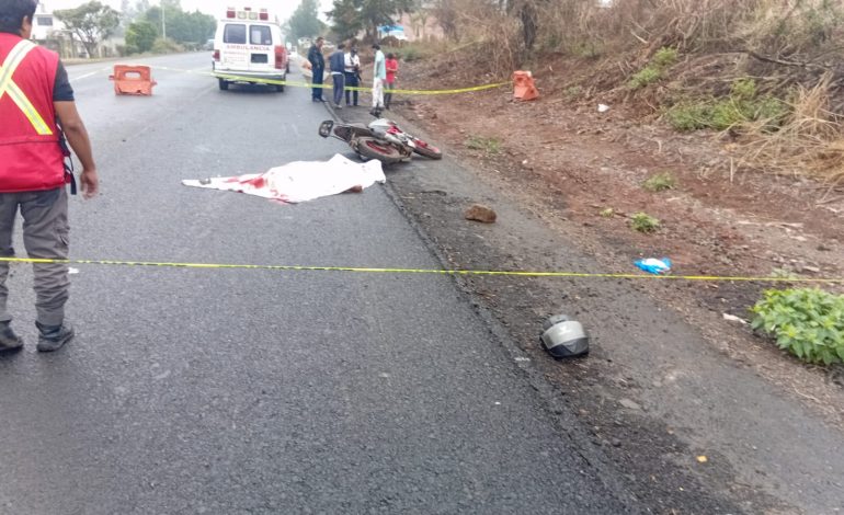 Motociclista perdió la vida al sufrir un accidente sobre la carretera Zitácuaro-Morelia