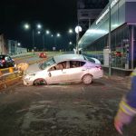 Dos personas lesionadas tras la volcadura de un vehículo sobre la avenida Madero Poniente