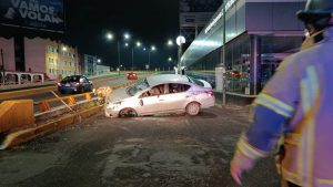 Dos personas lesionadas tras la volcadura de un vehículo sobre la avenida Madero Poniente