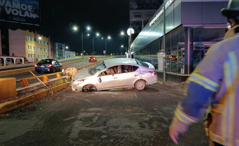 Dos personas lesionadas tras la volcadura de un vehículo sobre la avenida Madero Poniente