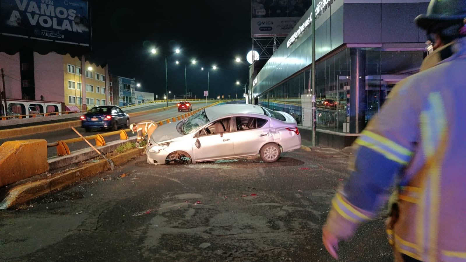 Dos personas lesionadas tras la volcadura de un vehículo sobre la avenida Madero Poniente