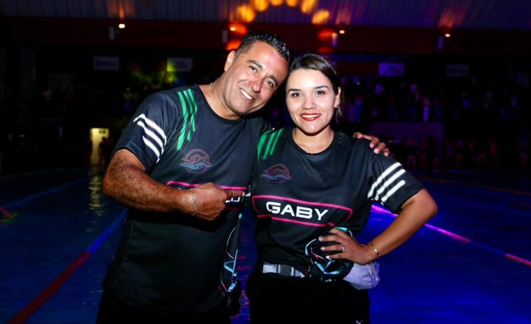 Entre luces neón y música, “Glow Swim” conquista a nadadores en Morelia